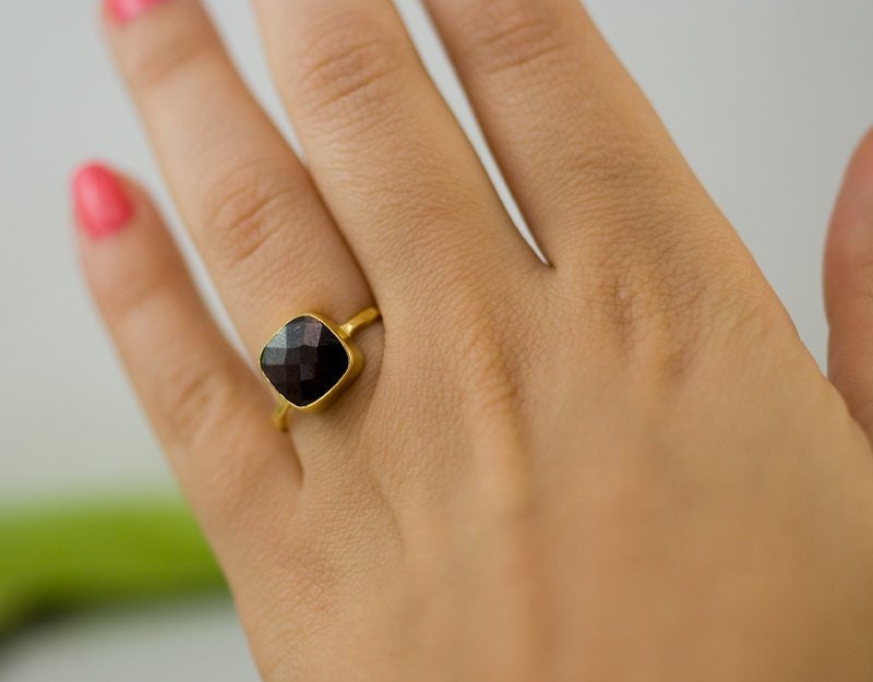 Garnet Ring Gold, January Birthstone Ring, Red Stone Ring, Solitaire Ring, Stacking Ring, Gold Ring, Tear Drop Ring, Gift for Her