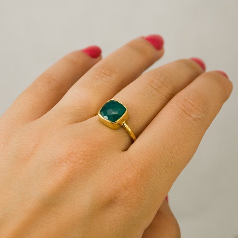 Green Onyx Ring Gold, Solitaire Stone Ring, Green Stone Ring, Stackable Ring, Round Stone Ring, Hammered Ring, Gift For Her,