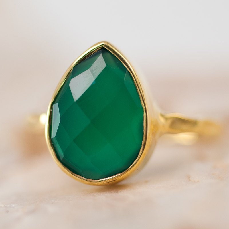Green Onyx Ring Gold, Solitaire Stone Ring, Green Stone Ring, Stackable Ring, Round Stone Ring, Hammered Ring, Gift For Her,
