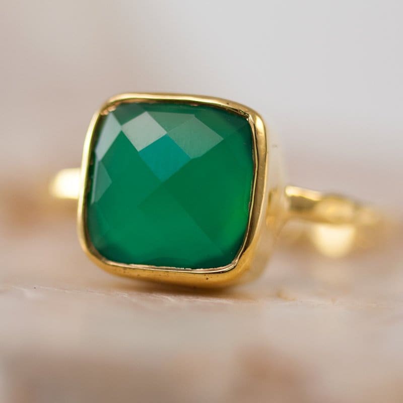 Green Onyx Ring Gold, Solitaire Stone Ring, Green Stone Ring, Stackable Ring, Round Stone Ring, Hammered Ring, Gift For Her,