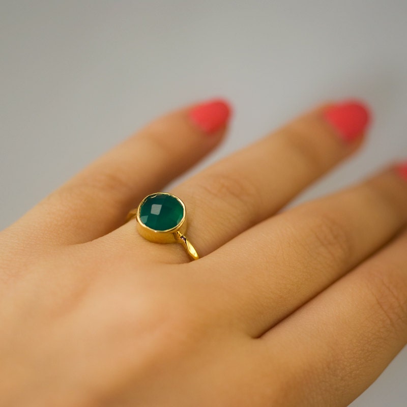 Green Onyx Ring Gold, Solitaire Stone Ring, Green Stone Ring, Stackable Ring, Round Stone Ring, Hammered Ring, Gift For Her,