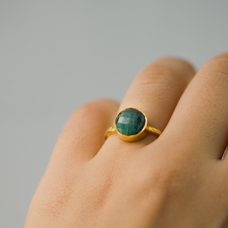 Raw Emerald Ring Gold, May Birthstone Ring, Raw Gemstone Ring, Solitaire Ring, Stacking Ring, Gold Ring, Round Stone Ring, Boho Ring