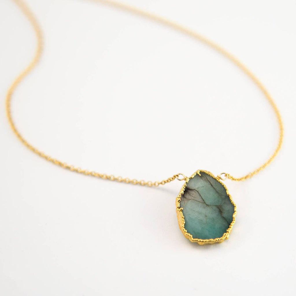 Raw Emerald Necklace, May Birthstone Jewelry, Gemstone Slice Pendant Necklace, Layered Necklaces, Boho Jewelry, Gold Crystal Emerald Pendant