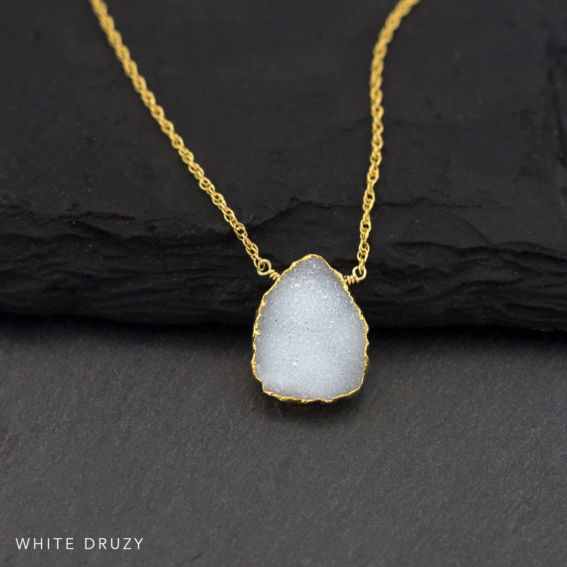 Raw Emerald Necklace, May Birthstone Jewelry, Gemstone Slice Pendant Necklace, Layered Necklaces, Boho Jewelry, Gold Crystal Emerald Pendant